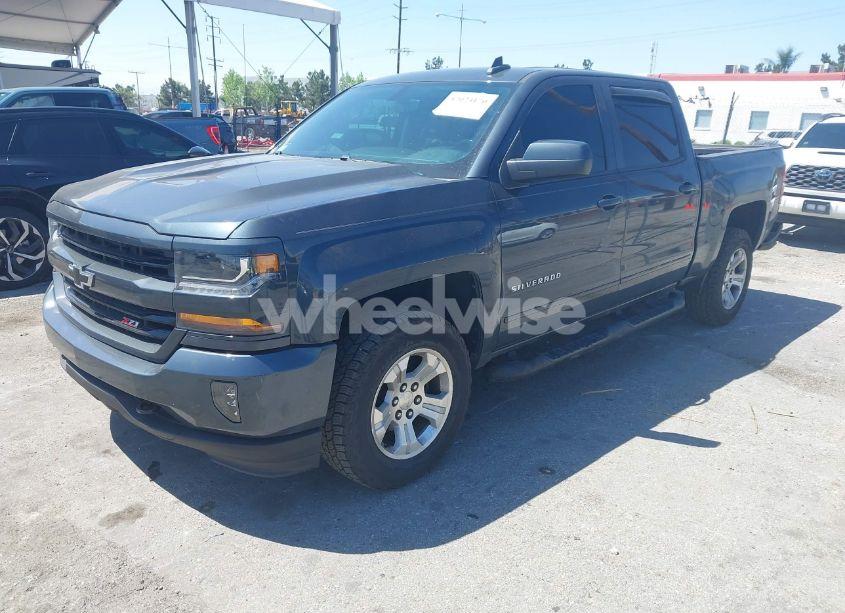 Photo 2 of 2018 Chevrolet Silverado K1500 LT (VIN 3GCUKREC1JG511846)