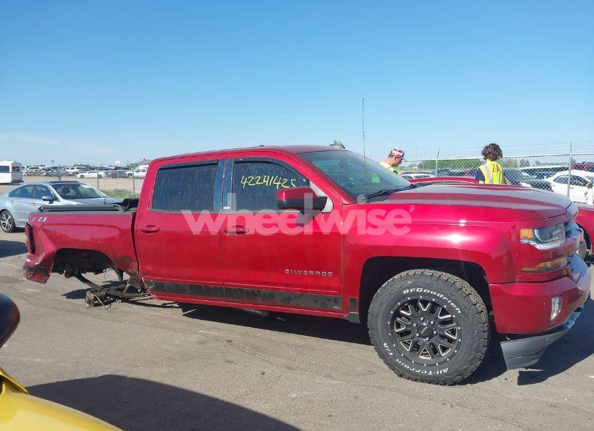 Photo 13 of 2018 Chevrolet Silverado 1500 2LT (VIN 3GCUKREC1JG618797)