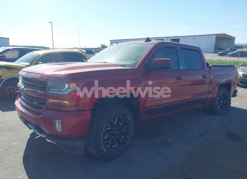 Photo 2 of 2018 Chevrolet Silverado 1500 2LT (VIN 3GCUKREC1JG618797)
