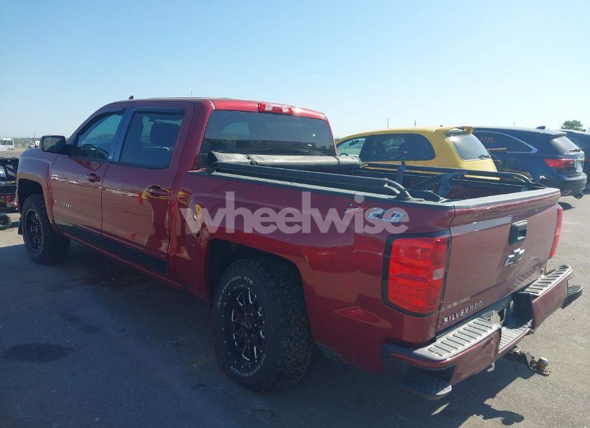 Photo 3 of 2018 Chevrolet Silverado 1500 2LT (VIN 3GCUKREC1JG618797)