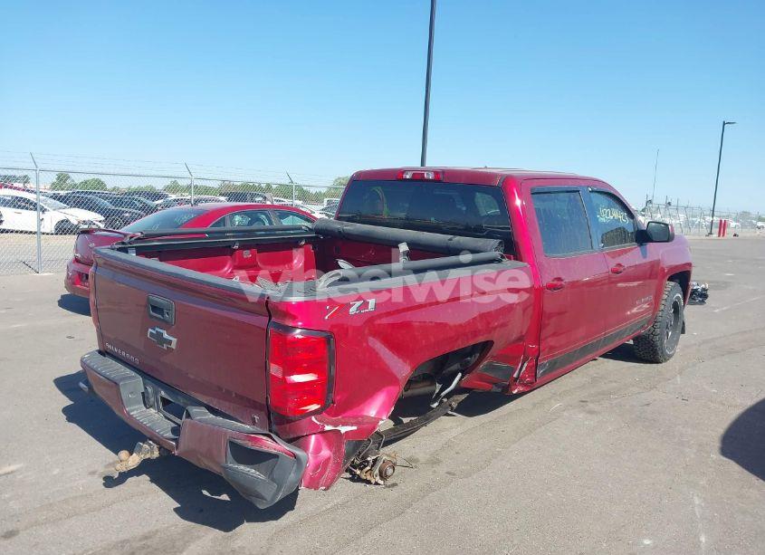 Photo 4 of 2018 Chevrolet Silverado 1500 2LT (VIN 3GCUKREC1JG618797)