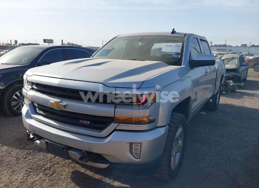 Photo 2 of 2017 Chevrolet Silverado 1500 2LT (VIN 3GCUKREC2HG392487)