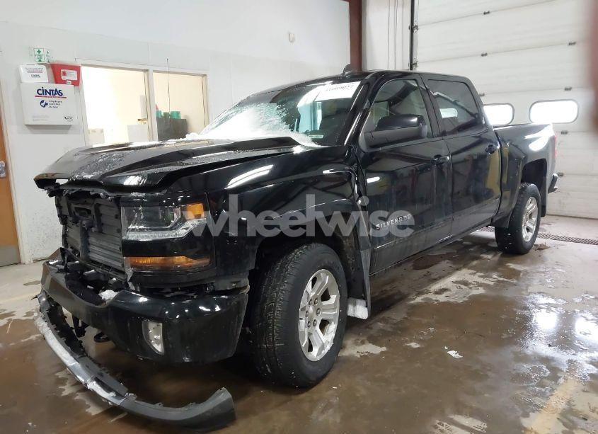 Photo 2 of 2018 Chevrolet Silverado 1500 2LT (VIN 3GCUKREC2JG178119)