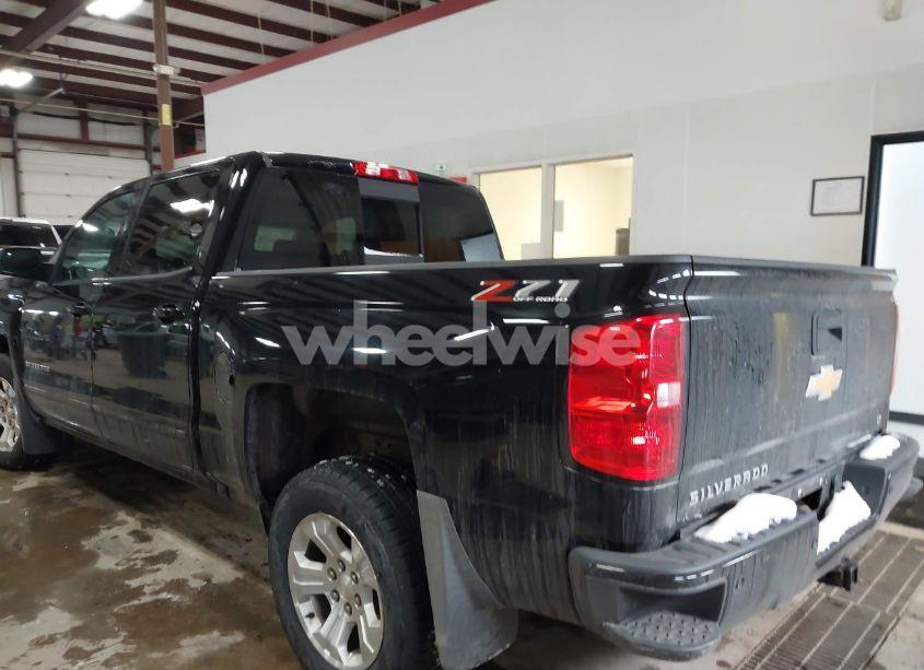 Photo 3 of 2018 Chevrolet Silverado 1500 2LT (VIN 3GCUKREC2JG178119)