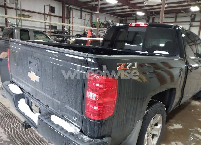 Photo 4 of 2018 Chevrolet Silverado 1500 2LT (VIN 3GCUKREC2JG178119)