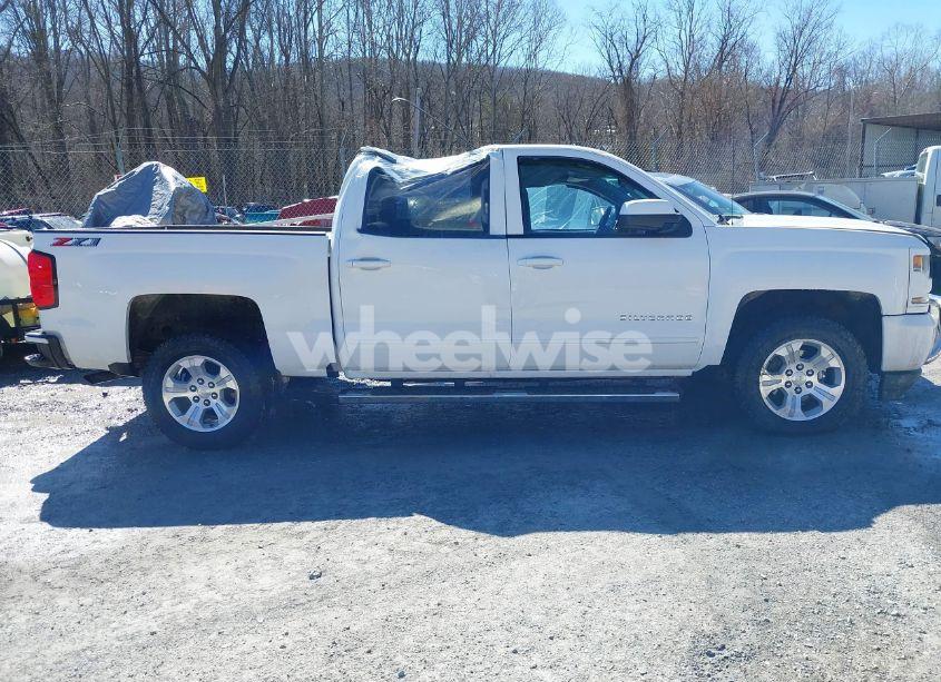 Photo 13 of 2018 Chevrolet Silverado 1500 2LT (VIN 3GCUKREC2JG220546)