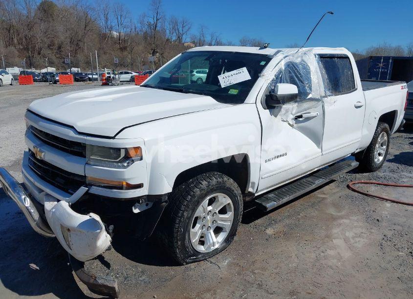 Photo 2 of 2018 Chevrolet Silverado 1500 2LT (VIN 3GCUKREC2JG220546)