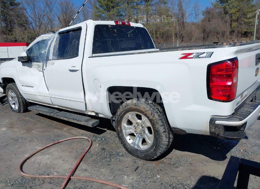 Photo 3 of 2018 Chevrolet Silverado 1500 2LT (VIN 3GCUKREC2JG220546)
