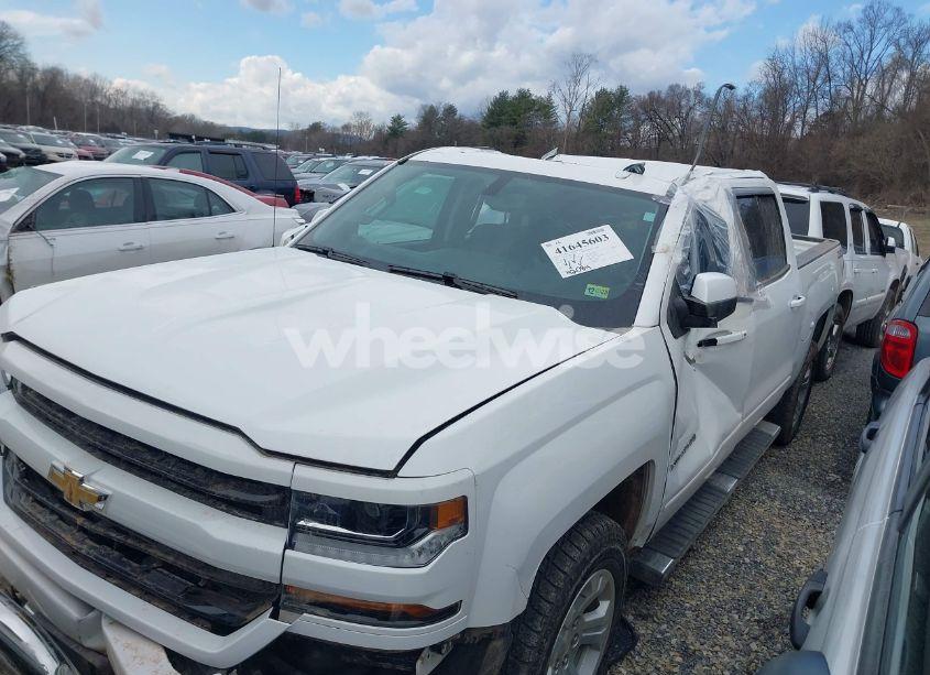 Photo 6 of 2018 Chevrolet Silverado 1500 2LT (VIN 3GCUKREC2JG220546)