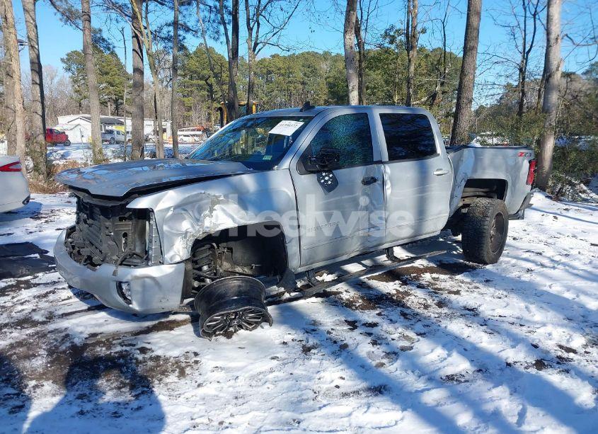 Photo 2 of 2018 Chevrolet Silverado 1500 2LT (VIN 3GCUKREC2JG234706)