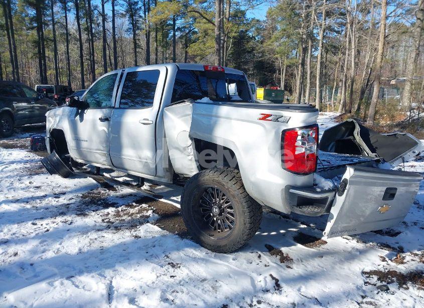 Photo 3 of 2018 Chevrolet Silverado 1500 2LT (VIN 3GCUKREC2JG234706)