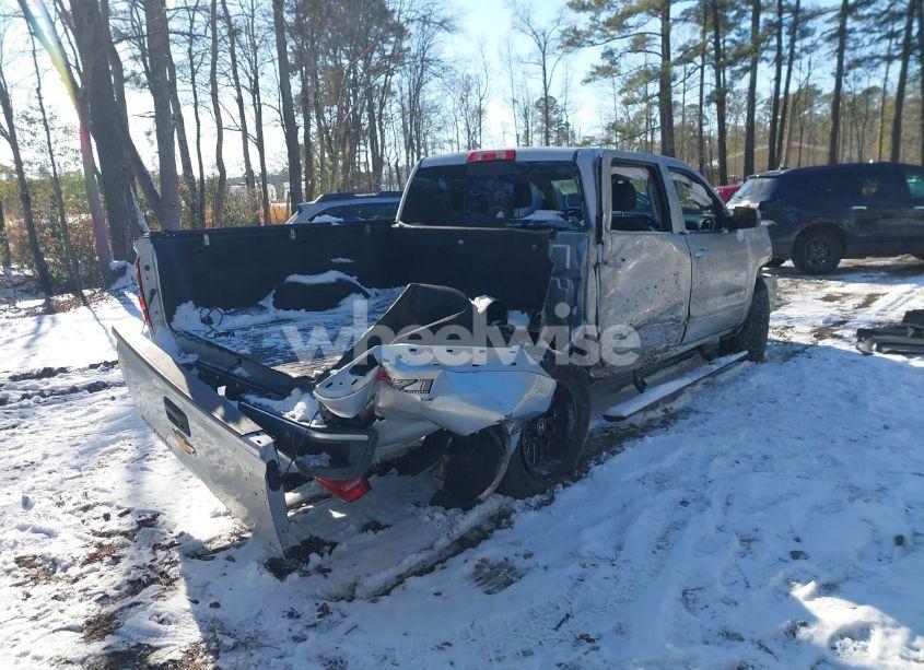Photo 4 of 2018 Chevrolet Silverado 1500 2LT (VIN 3GCUKREC2JG234706)