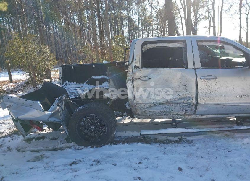 Photo 6 of 2018 Chevrolet Silverado 1500 2LT (VIN 3GCUKREC2JG234706)