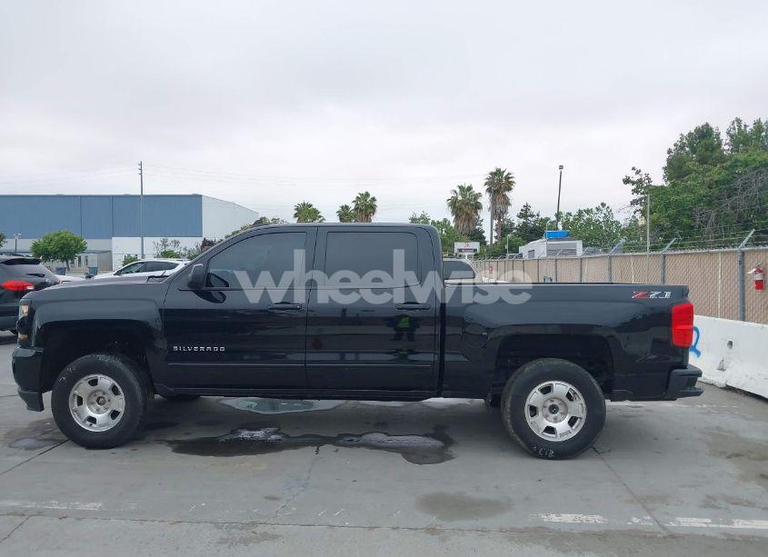 Photo 14 of 2018 Chevrolet Silverado 1500 2LT (VIN 3GCUKREC2JG237038)