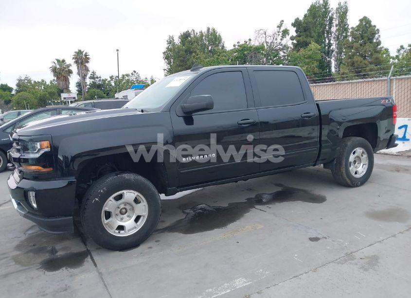 Photo 2 of 2018 Chevrolet Silverado 1500 2LT (VIN 3GCUKREC2JG237038)