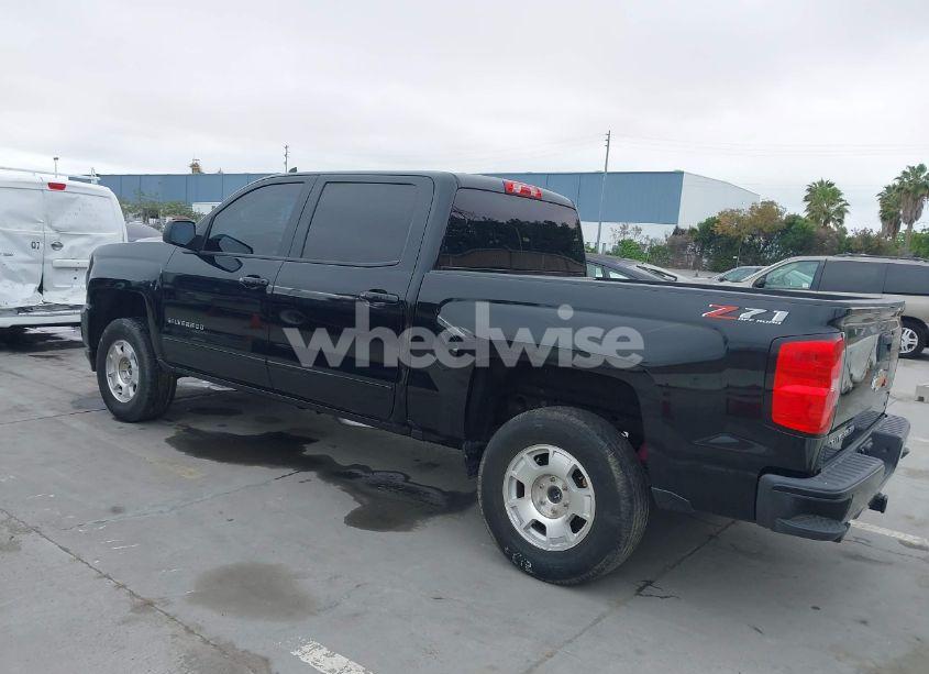 Photo 3 of 2018 Chevrolet Silverado 1500 2LT (VIN 3GCUKREC2JG237038)