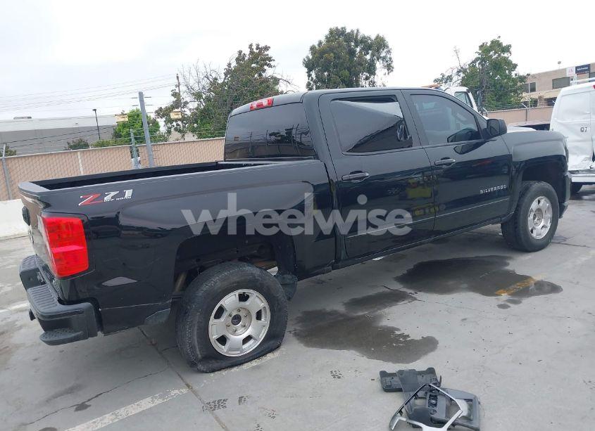 Photo 4 of 2018 Chevrolet Silverado 1500 2LT (VIN 3GCUKREC2JG237038)