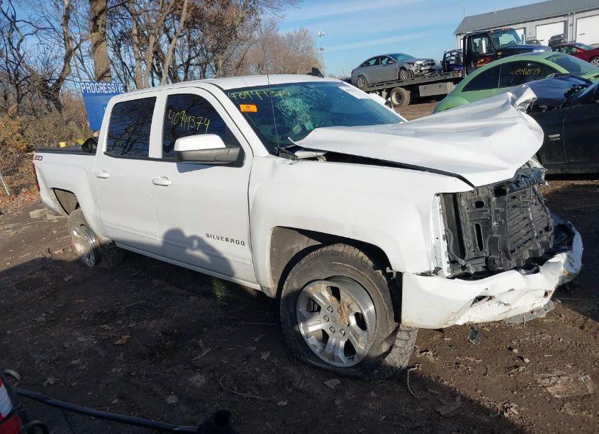 2018 Chevrolet Silverado 1500 2LT (VIN 3GCUKREC2JG323157) main photo