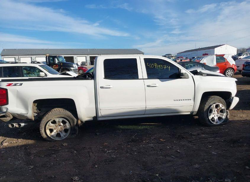 Photo 14 of 2018 Chevrolet Silverado 1500 2LT (VIN 3GCUKREC2JG323157)