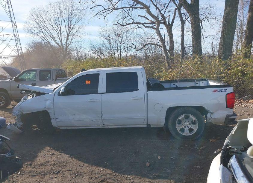 Photo 15 of 2018 Chevrolet Silverado 1500 2LT (VIN 3GCUKREC2JG323157)