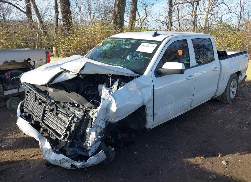 Photo 2 of 2018 Chevrolet Silverado 1500 2LT (VIN 3GCUKREC2JG323157)