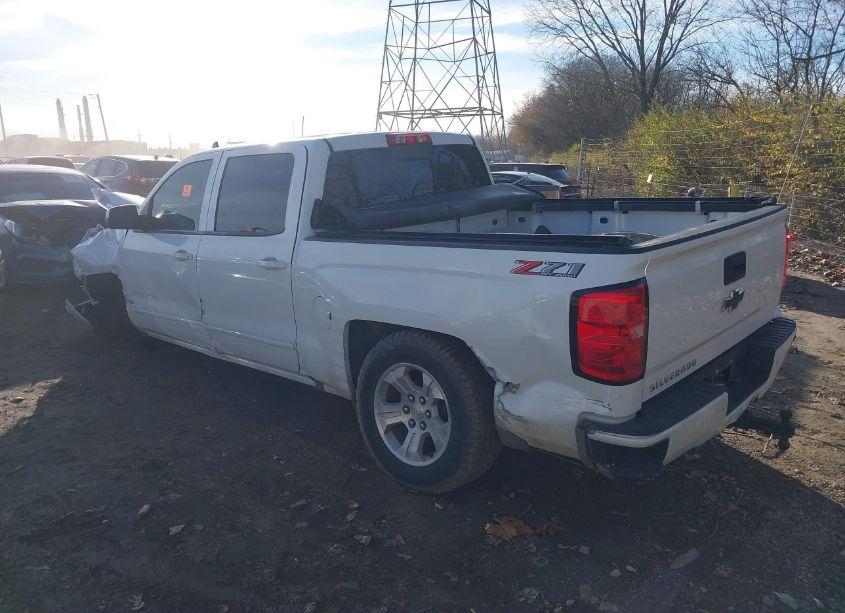Photo 3 of 2018 Chevrolet Silverado 1500 2LT (VIN 3GCUKREC2JG323157)