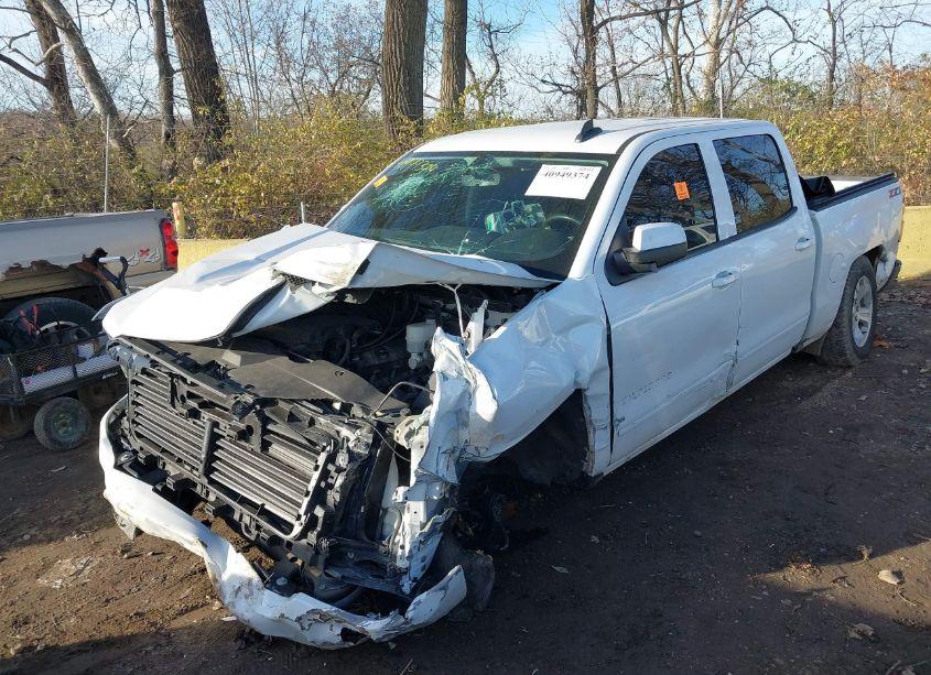 Photo 6 of 2018 Chevrolet Silverado 1500 2LT (VIN 3GCUKREC2JG323157)
