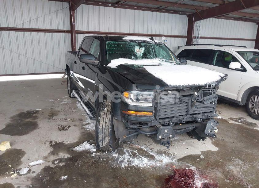 2018 Chevrolet Silverado 1500 2LT (VIN 3GCUKREC2JG345157) main photo