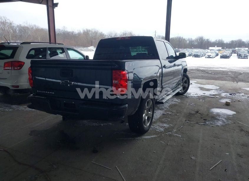 Photo 4 of 2018 Chevrolet Silverado 1500 2LT (VIN 3GCUKREC2JG345157)
