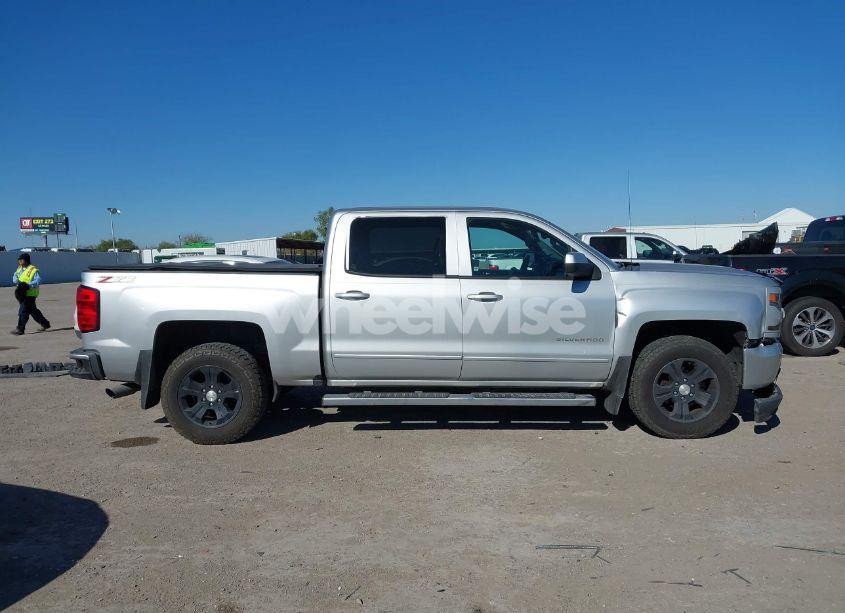 Photo 13 of 2018 Chevrolet Silverado 1500 2LT (VIN 3GCUKREC2JG394519)