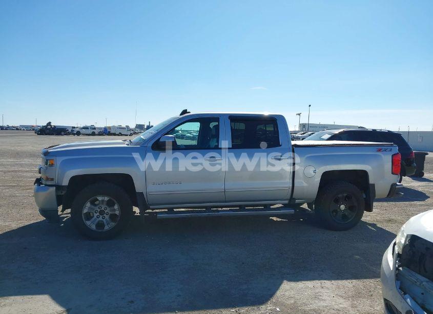 Photo 14 of 2018 Chevrolet Silverado 1500 2LT (VIN 3GCUKREC2JG394519)