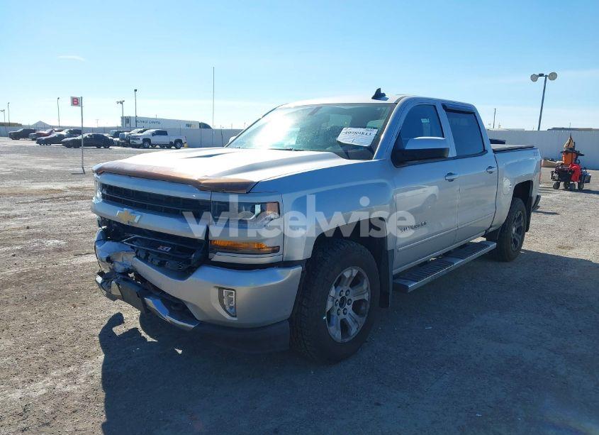 Photo 2 of 2018 Chevrolet Silverado 1500 2LT (VIN 3GCUKREC2JG394519)