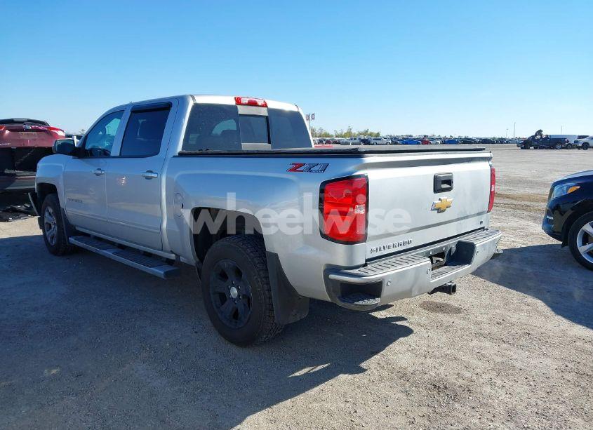Photo 3 of 2018 Chevrolet Silverado 1500 2LT (VIN 3GCUKREC2JG394519)
