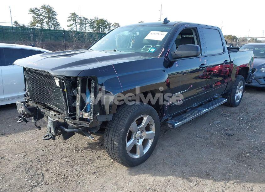 Photo 2 of 2018 Chevrolet Silverado 1500 2LT (VIN 3GCUKREC2JG415045)