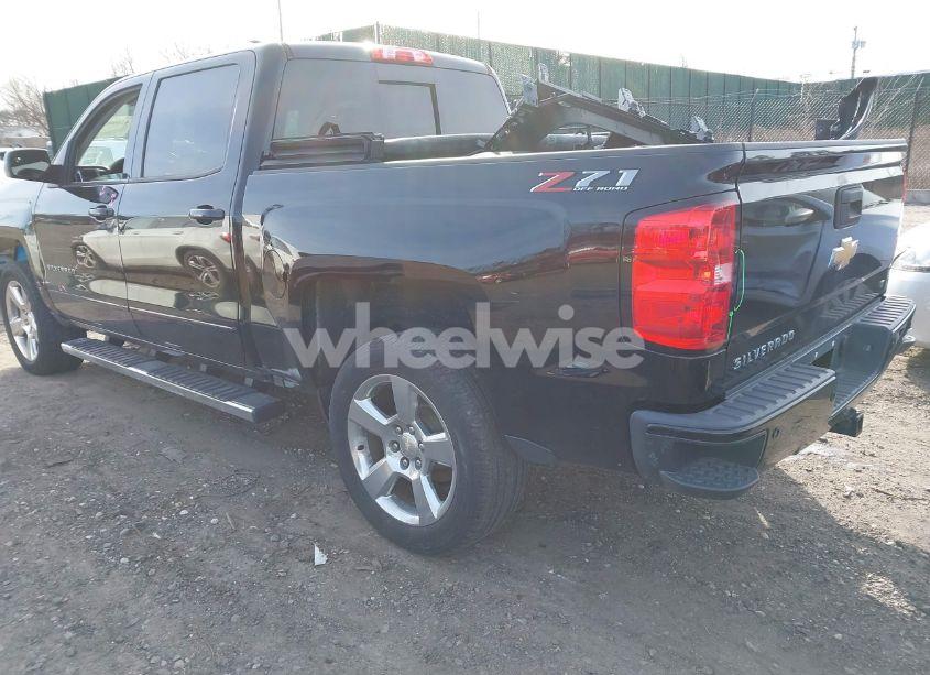 Photo 3 of 2018 Chevrolet Silverado 1500 2LT (VIN 3GCUKREC2JG415045)