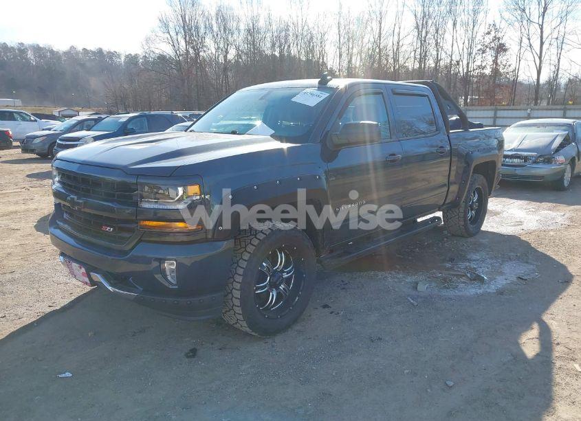 Photo 2 of 2018 Chevrolet Silverado 1500 2LT (VIN 3GCUKREC2JG433643)