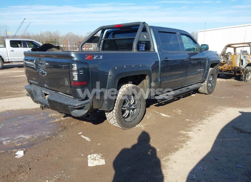 Photo 4 of 2018 Chevrolet Silverado 1500 2LT (VIN 3GCUKREC2JG433643)