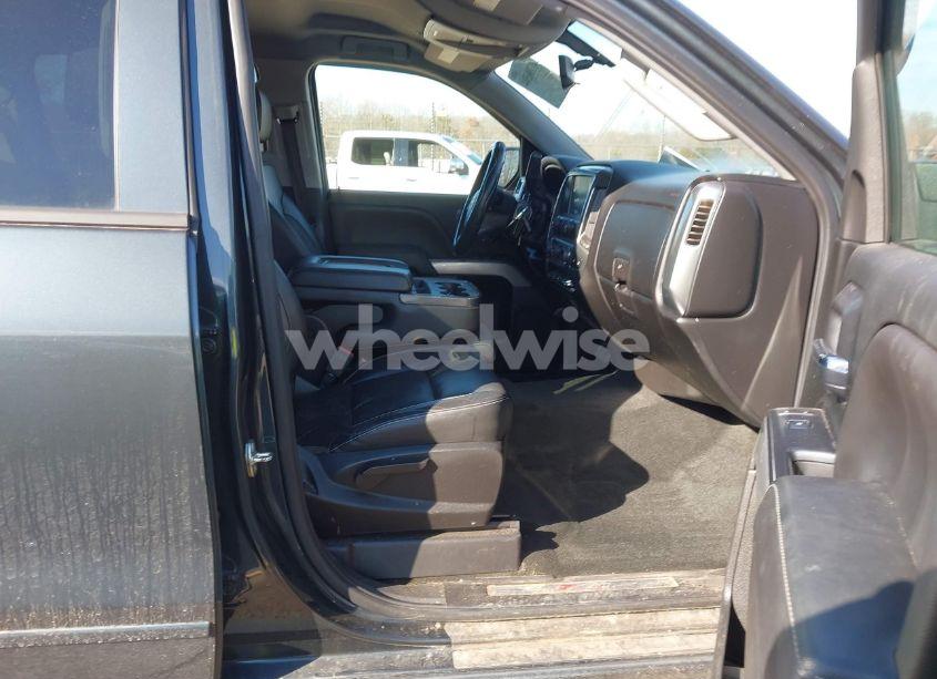 Photo 5 of 2018 Chevrolet Silverado 1500 2LT (VIN 3GCUKREC2JG433643)