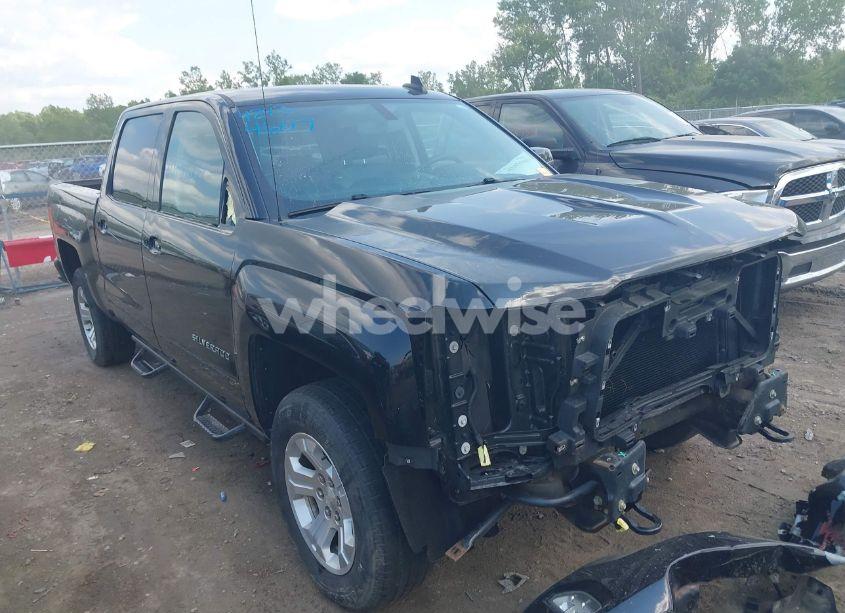 2018 Chevrolet Silverado 1500 2LT (VIN 3GCUKREC2JG496807) main photo