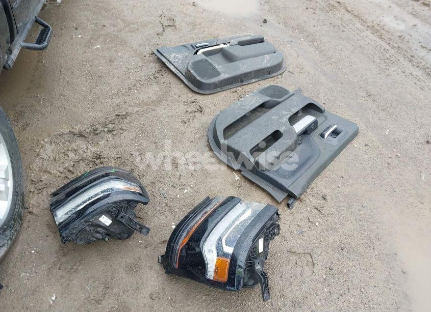 Photo 19 of 2018 Chevrolet Silverado 1500 2LT (VIN 3GCUKREC2JG496807)