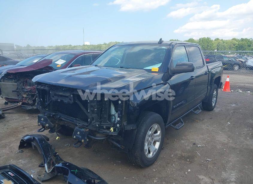 Photo 2 of 2018 Chevrolet Silverado 1500 2LT (VIN 3GCUKREC2JG496807)