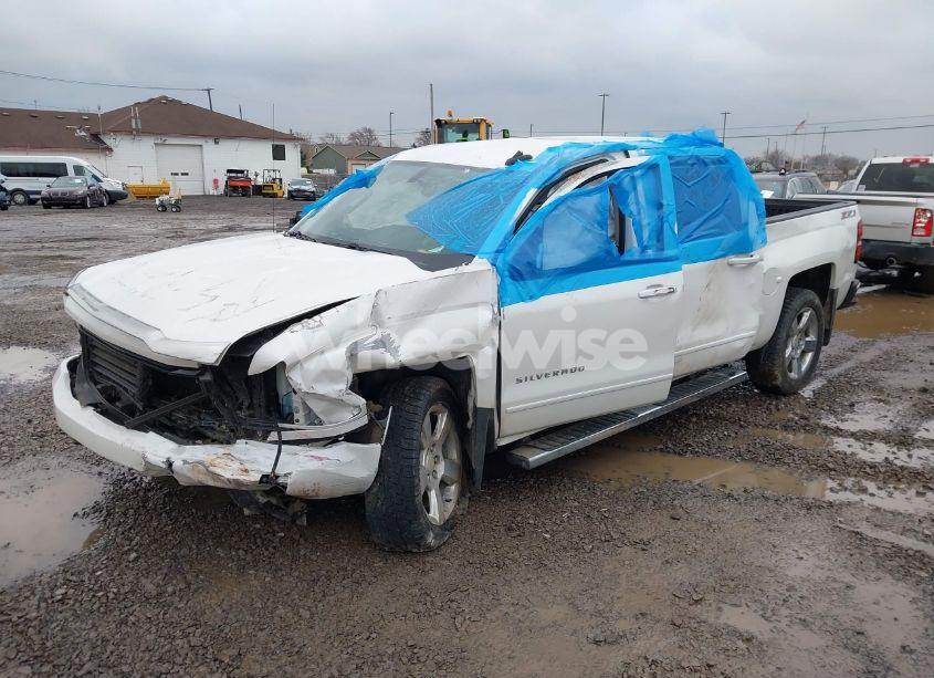 Photo 2 of 2017 Chevrolet Silverado 1500 2LT (VIN 3GCUKREC3HG144653)