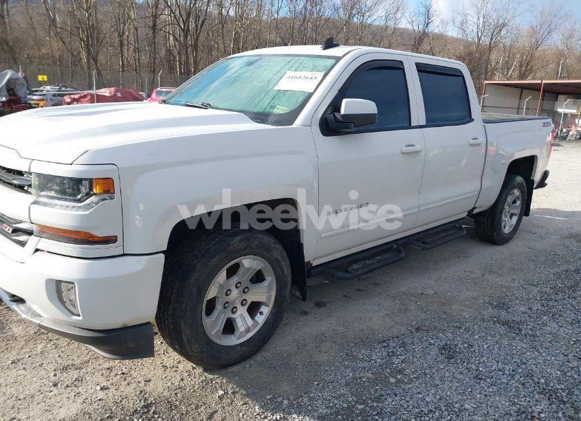 Photo 2 of 2017 Chevrolet Silverado 1500 2LT (VIN 3GCUKREC3HG231842)