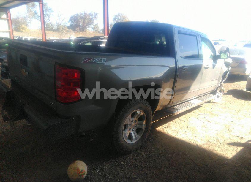 Photo 4 of 2017 Chevrolet Silverado 1500 2LT (VIN 3GCUKREC3HG330256)