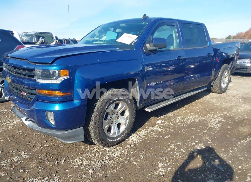Photo 2 of 2018 Chevrolet Silverado 1500 2LT (VIN 3GCUKREC3JG126949)