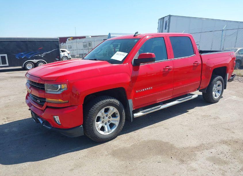 Photo 2 of 2018 Chevrolet Silverado 1500 2LT (VIN 3GCUKREC3JG166383)