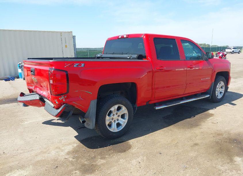 Photo 4 of 2018 Chevrolet Silverado 1500 2LT (VIN 3GCUKREC3JG166383)