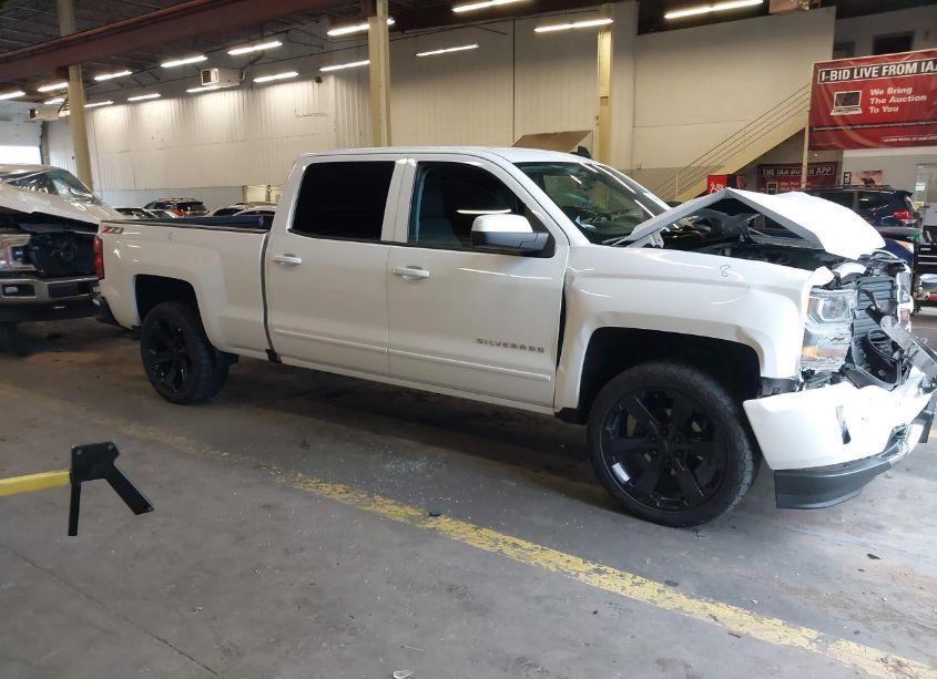 2018 Chevrolet Silverado 1500 2LT (VIN 3GCUKREC3JG243706) main photo