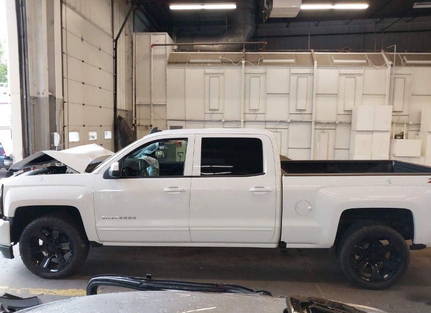 Photo 15 of 2018 Chevrolet Silverado 1500 2LT (VIN 3GCUKREC3JG243706)