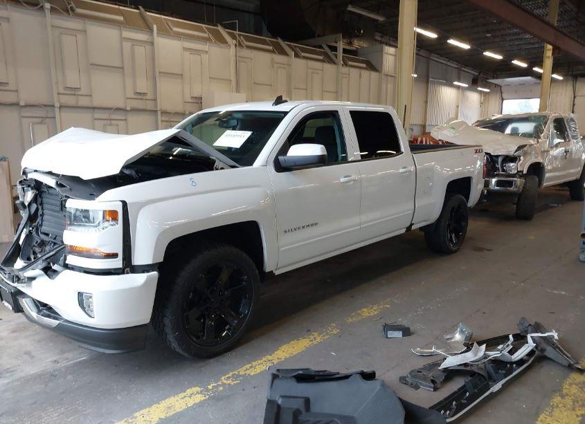 Photo 2 of 2018 Chevrolet Silverado 1500 2LT (VIN 3GCUKREC3JG243706)